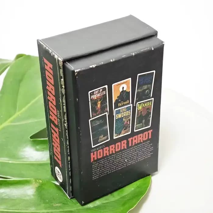 Jeu de cartes sur le thème de l'horreur avec illustrations inspirées de la littérature macabre et de