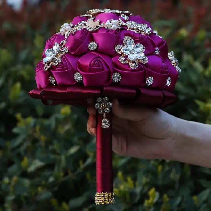 Bouquet de mariage rouge demoiselle d'honneur tenant des fleurs