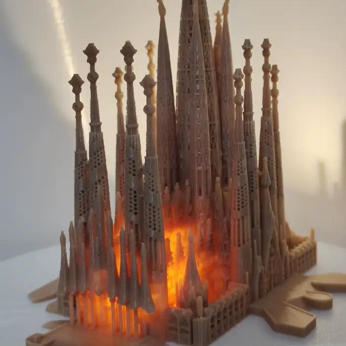 Modèle miniature de sculpture de la Sagrada Familia de Gaudí, monument de Barcelone, église gothique