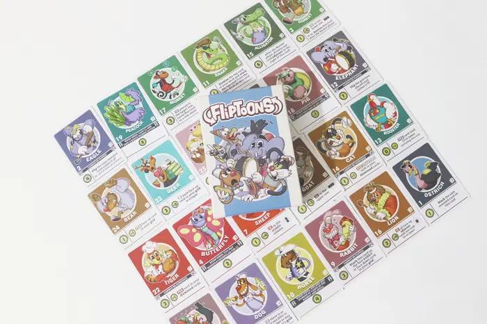 Jeu de société FlipToons |   un jeu de cartes animé de construction de deck! |   Jeu familial facile à apprendre avec un style de dessin animé classique
