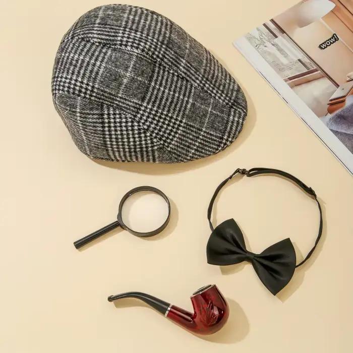 Ensemble d'accessoires de costume de détective 4 pièces - Chapeau de newsboy à carreaux, nœud papillon noir, fausse pipe et loupe pour hommes Sherlock Holmes