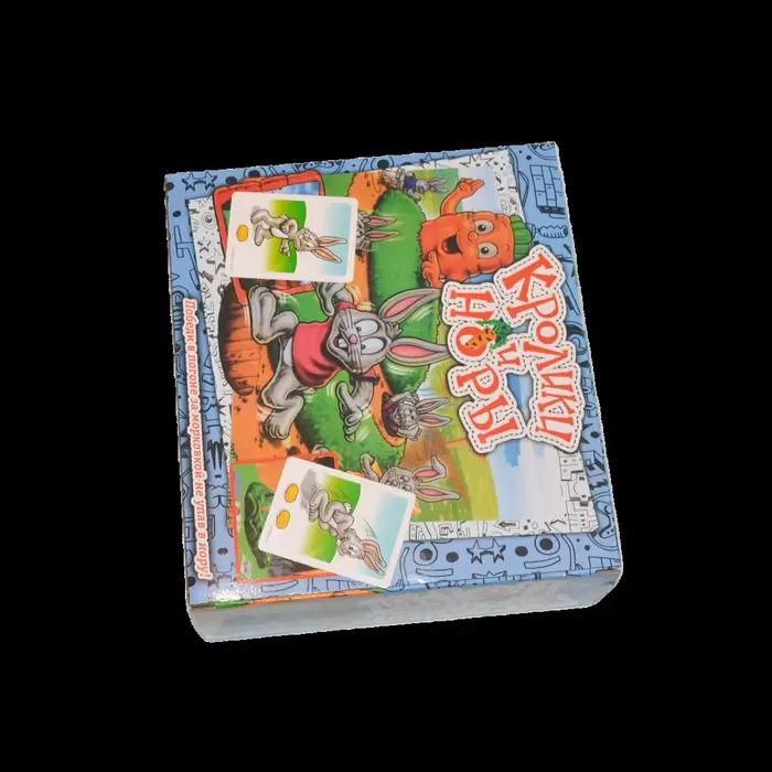 Lapin chastant des carottes