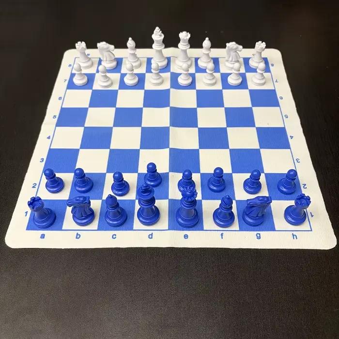 Un jeu d'échecs international pliable et portable bleu avec un plateau de 34 cm/13