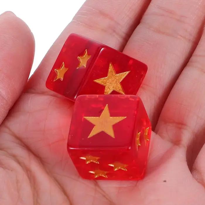 Jeu de dés à motif d'étoile carré en résine rouge