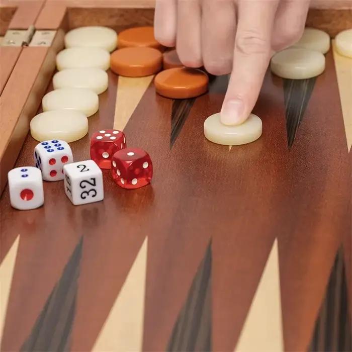 Jeu d'échecs de guerre terrestre occidentale de Backgammon incrusté