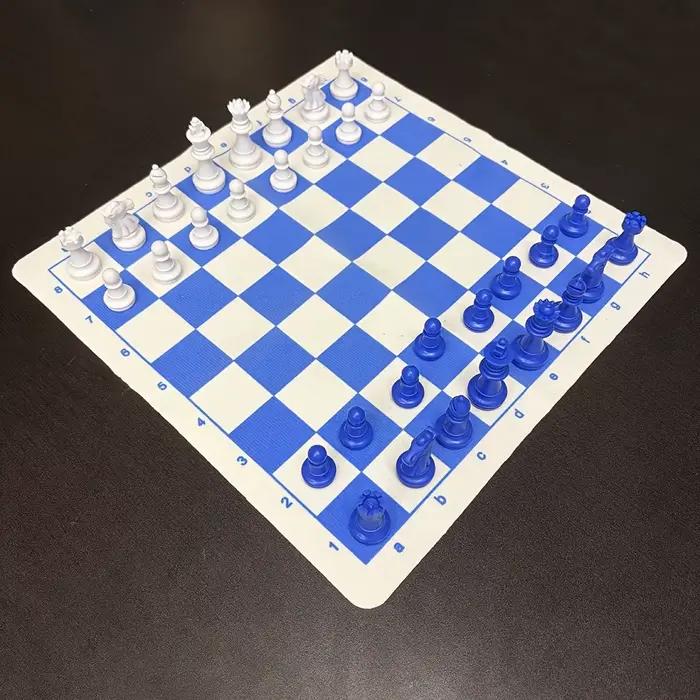 Un jeu d'échecs international pliable et portable bleu avec un plateau de 34 cm/13