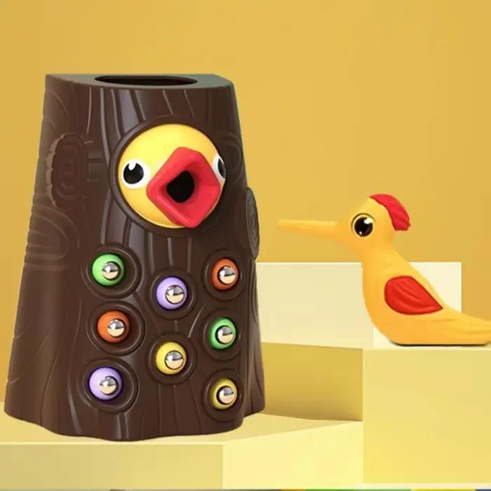 Woodpecker attraper des vers et jeu d'alimentation