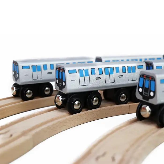 Trains jouets en bois avec corps argenté arc-en-ciel