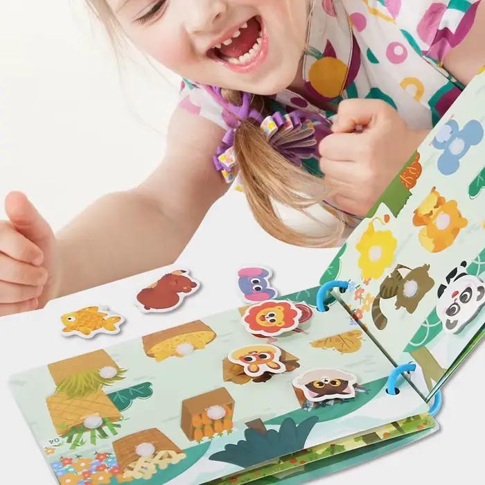 Livre Montessori Silencieux pour Enfants - Livre d'activités avec autocollants pour l'apprentissage précoce du mot-par-mot et l'éveil éducatif
