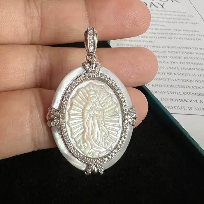 Pendentif Coquille Camée Notre-Dame de Guadalupe, Breloque en Cuivre Plaqué Argent, Coquille de Nacre Sculptée à la Main, Bijou Religieux pour Cadeau