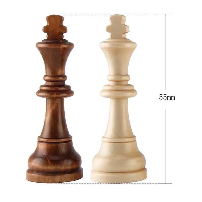 32 pièces d'échecs en bois