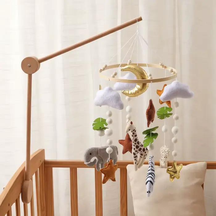 Mobile de lit bébé en feutre avec animaux de la forêt et hochet, pour 0-12 mois, avec support en bois suspendu, jouet hochet pour nouveau-né
