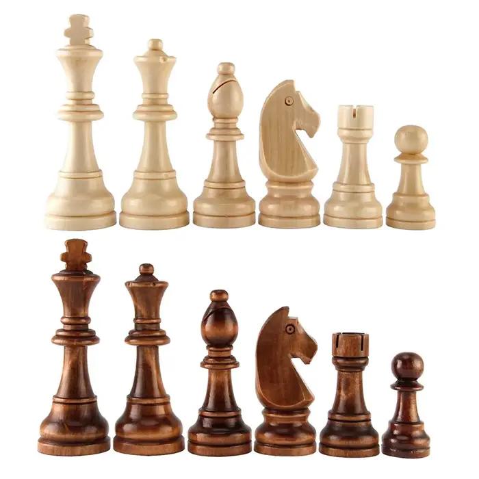 32 pièces d'échecs en bois