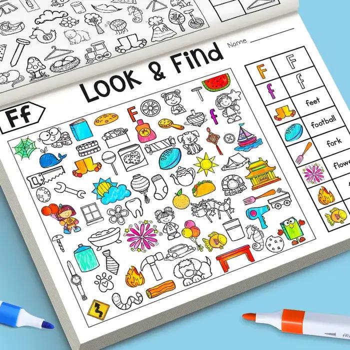 Regarder et trouver un livre d'activités pour les enfants avec des objets cachés Focus Attention Pratique