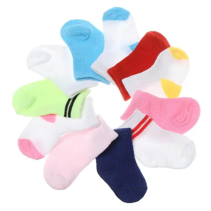 1 paire de chaussettes de couleur unie pour poupée de 18 pouces et vêtements