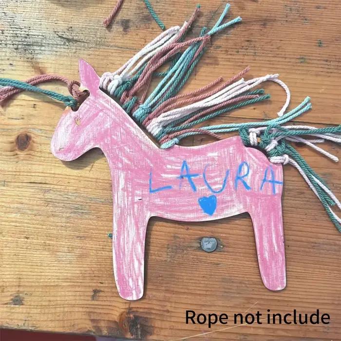 Chevaux artisanaux d'anniversaire en bois non peints
