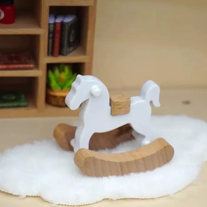 Cheval à bascule en bois pour maison de poupée 1:12