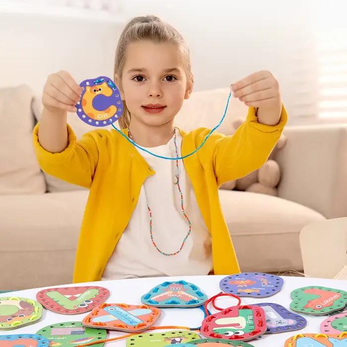 Jouets de laçage en bois