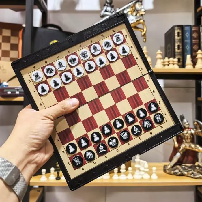 Mini jeu d'échecs avec jeux de voyage magnétiques pliants