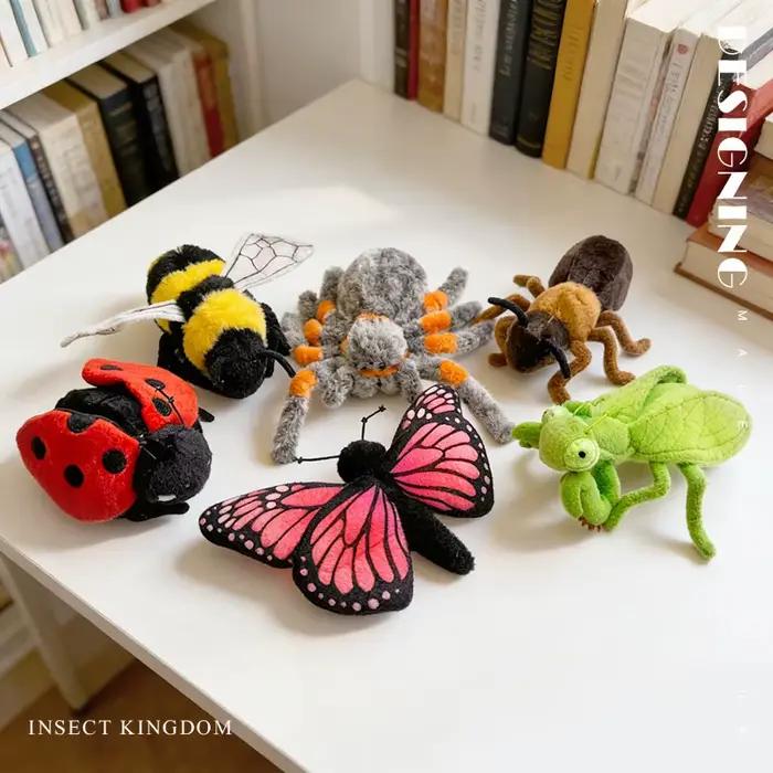 Petit jouet en peluche insecte