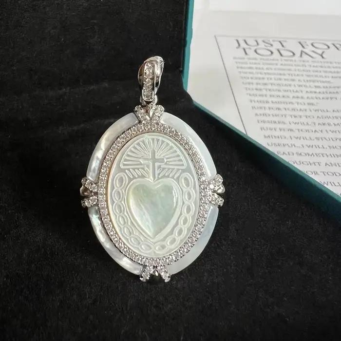 Pendentif Coquille Camée Notre-Dame de Guadalupe, Breloque en Cuivre Plaqué Argent, Coquille de Nacre Sculptée à la Main, Bijou Religieux pour Cadeau