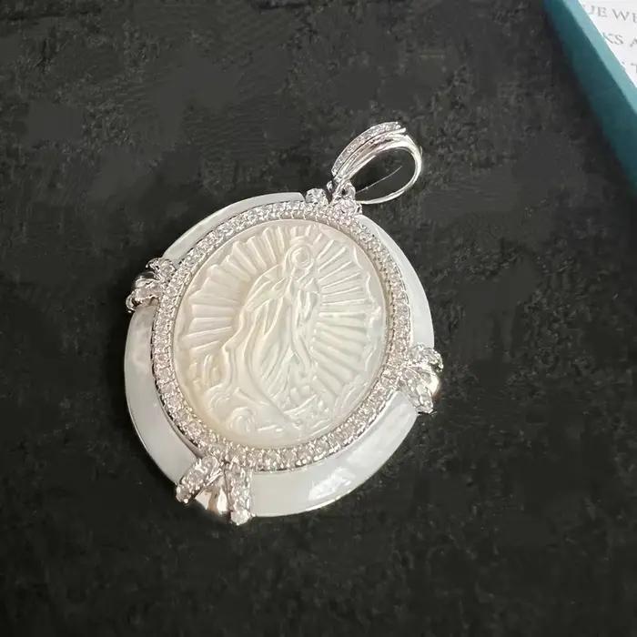 Pendentif Coquille Camée Notre-Dame de Guadalupe, Breloque en Cuivre Plaqué Argent, Coquille de Nacre Sculptée à la Main, Bijou Religieux pour Cadeau
