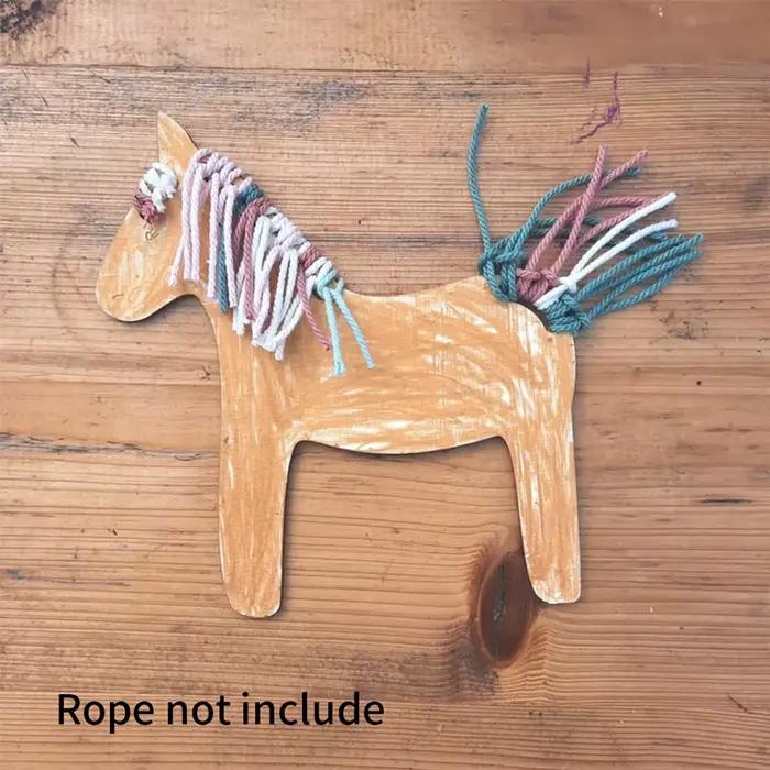 Chevaux artisanaux d'anniversaire en bois non peints