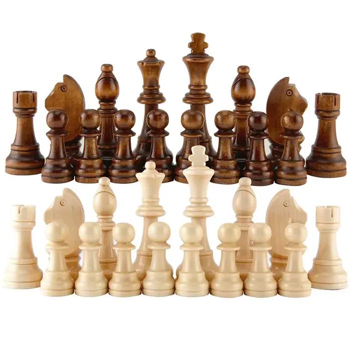 32 pièces d'échecs en bois