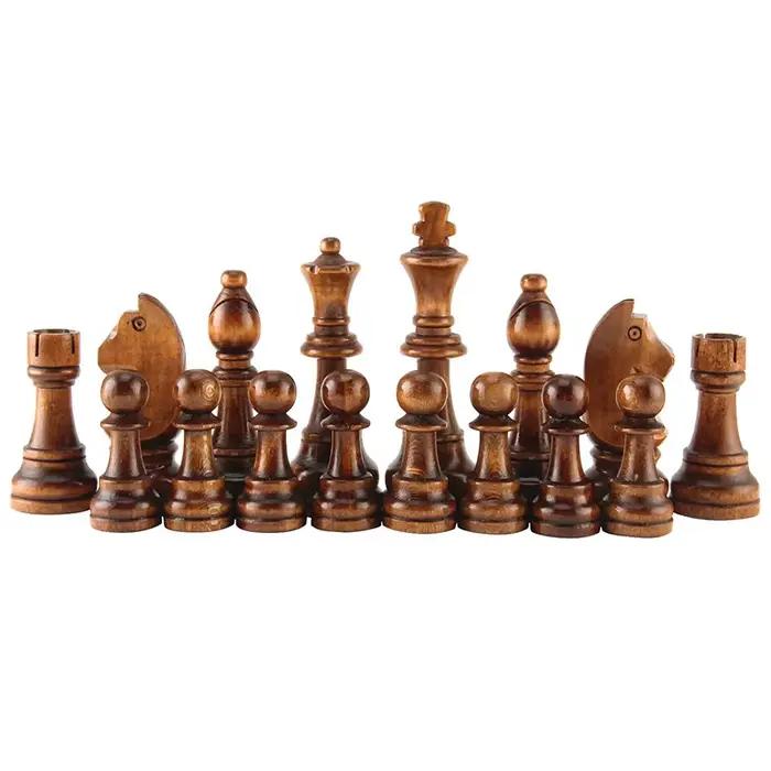 32 pièces d'échecs en bois