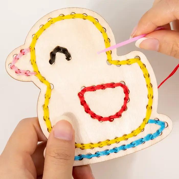 Jouets de laçage en bois