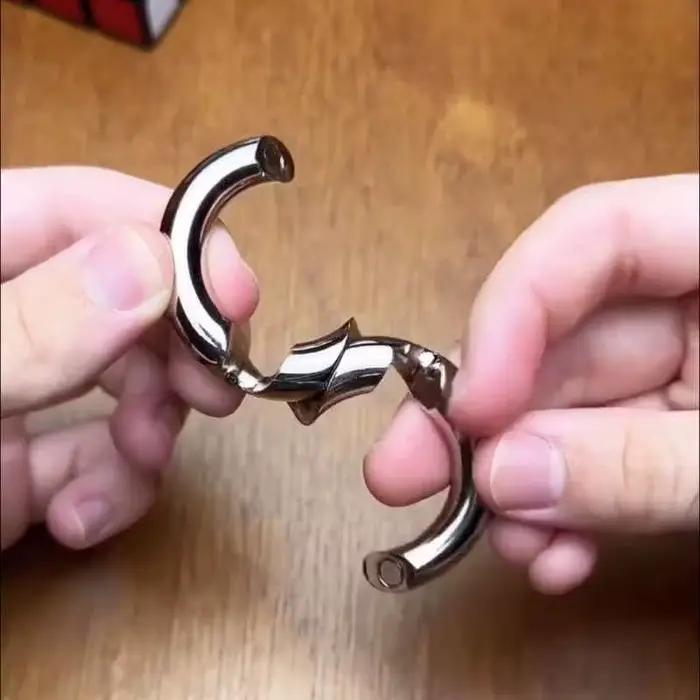 Puzzle en métal bouclé magique et énigmatique