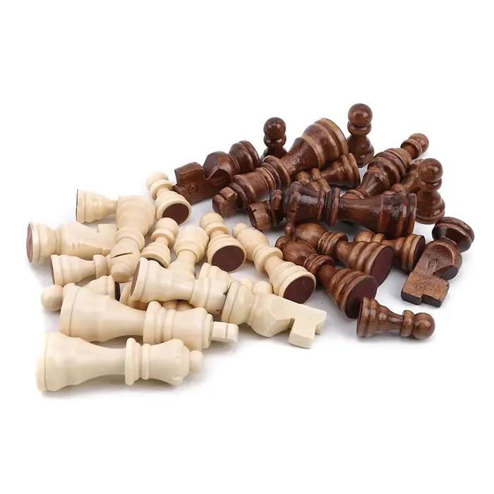 32 pièces d'échecs en bois