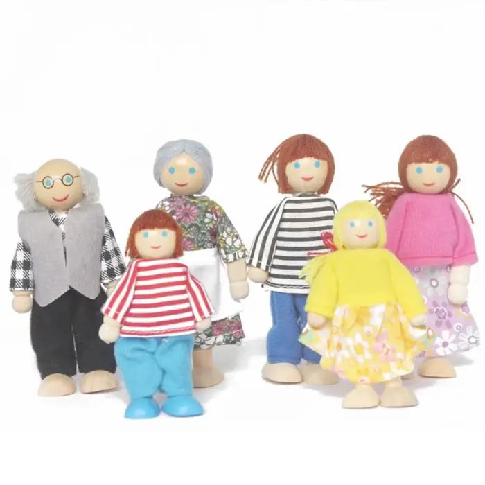 Figurines en bois multicolores pour maison de poupée
