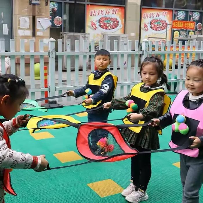 Jeu de lancer et d'attraper des balles pour enfants
