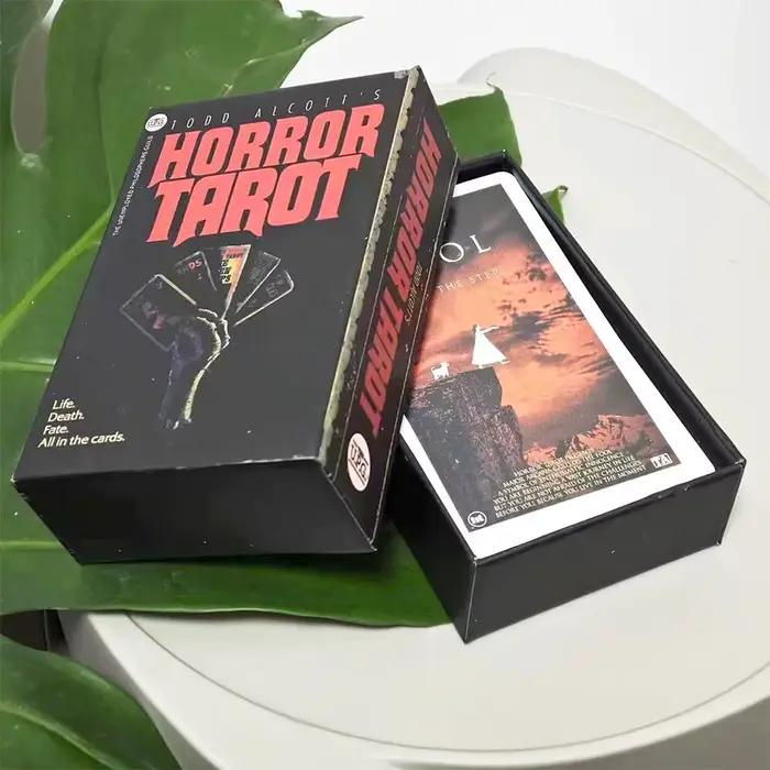 Jeu de cartes sur le thème de l'horreur avec illustrations inspirées de la littérature macabre et de la pop culture