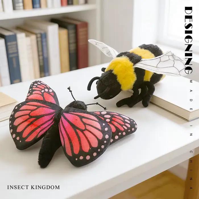 Petit jouet en peluche insecte