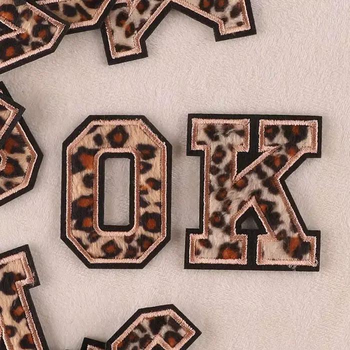 Patchs d'insigne de lettres de l'alphabet anglais A ~ Z, autocollants de broderie d'appliques imprimés léopard pour vêtements, vêtement de nom de bricolage pour enfants et adultes occasions spéciales