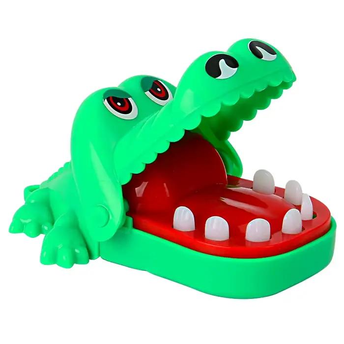Jouet de dentiste alligator mordant le doigt