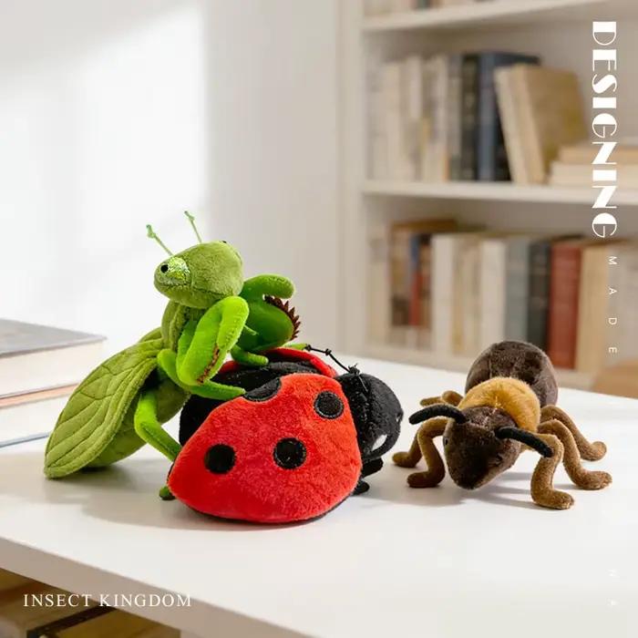 Petit jouet en peluche insecte
