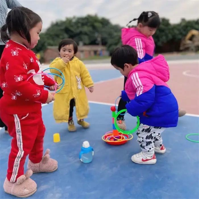Couches d'empilage et anneaux de lancer pour enfants