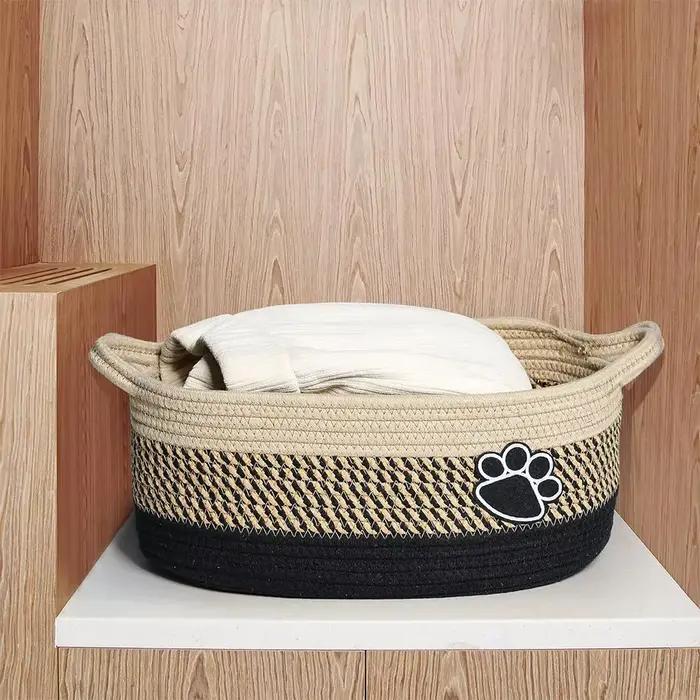 Panier de rangement pour jouets pour animaux de compagnie avec poignée. Tissage artisanal avec des empreintes de pattes de chien. Peut également stocker les jouets des enfants et les objets divers