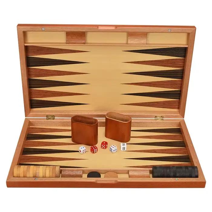 Jeu d'échecs de guerre terrestre occidentale de Backgammon incrusté
