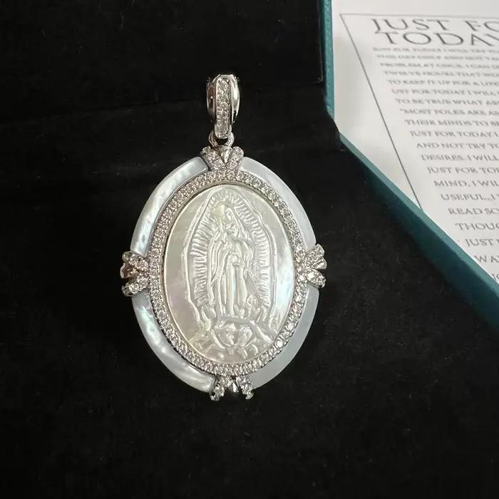 Pendentif Coquille Camée Notre-Dame de Guadalupe, Breloque en Cuivre Plaqué Argent, Coquille de Nacre Sculptée à la Main, Bijou Religieux pour Cadeau