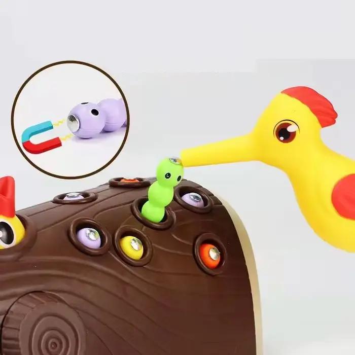 Woodpecker attraper des vers et jeu d'alimentation