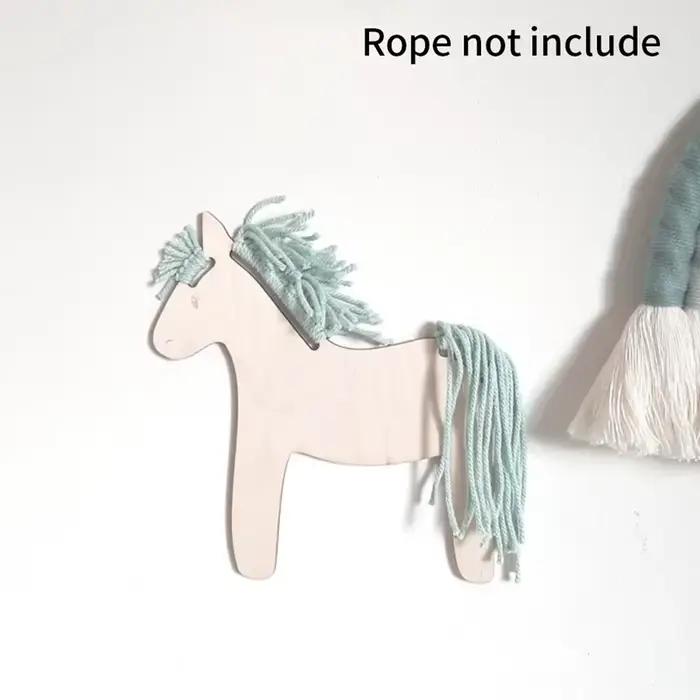 Chevaux artisanaux d'anniversaire en bois non peints