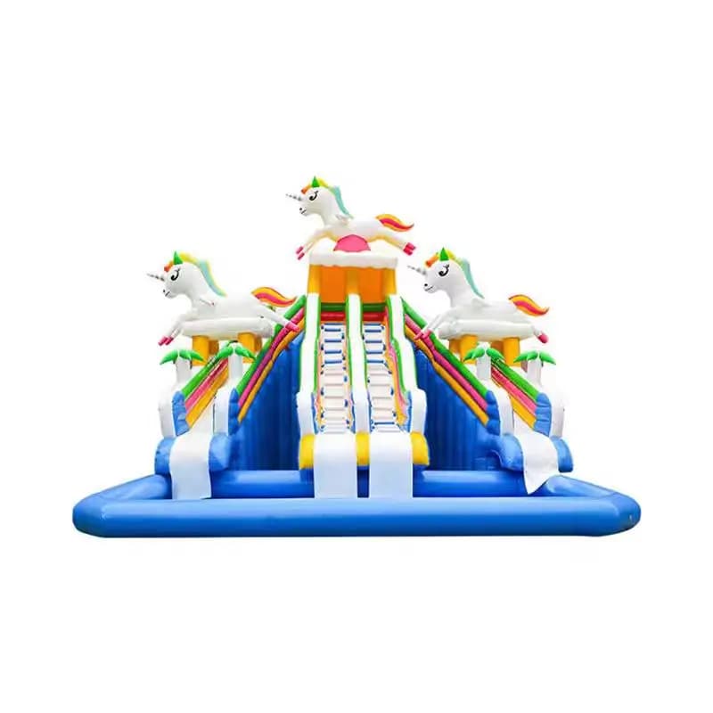 Parc de jeux gonflable à thème de personnages de dessins animés avec toboggan, tour et piscine à bal