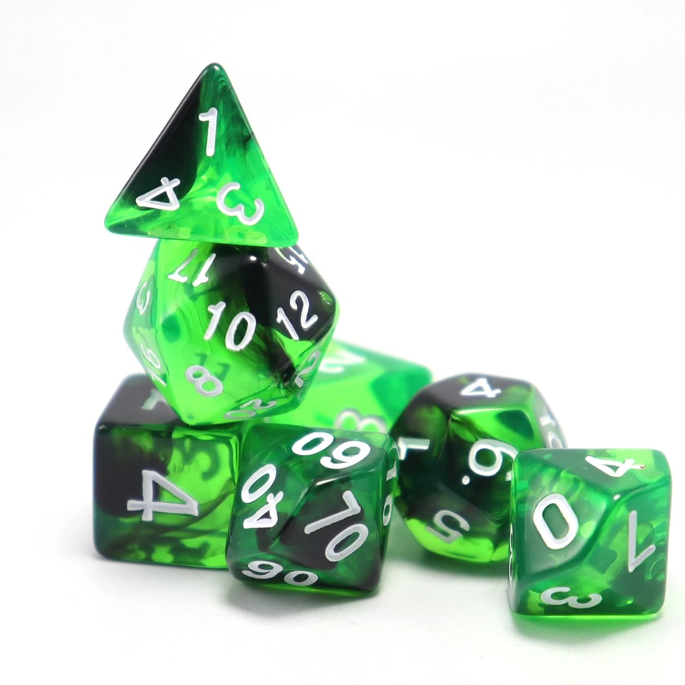 Jeu dés polyédriques noirs à travers des dés verts, dés jouets, jeux de société de jeu de rôle, dés 