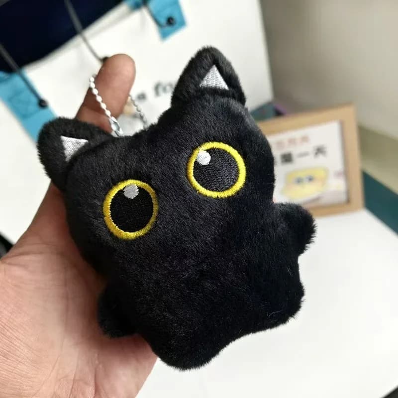 Jolie peluche de chat noir, idéale pour la décoration et également un excellent choix de cadeau.