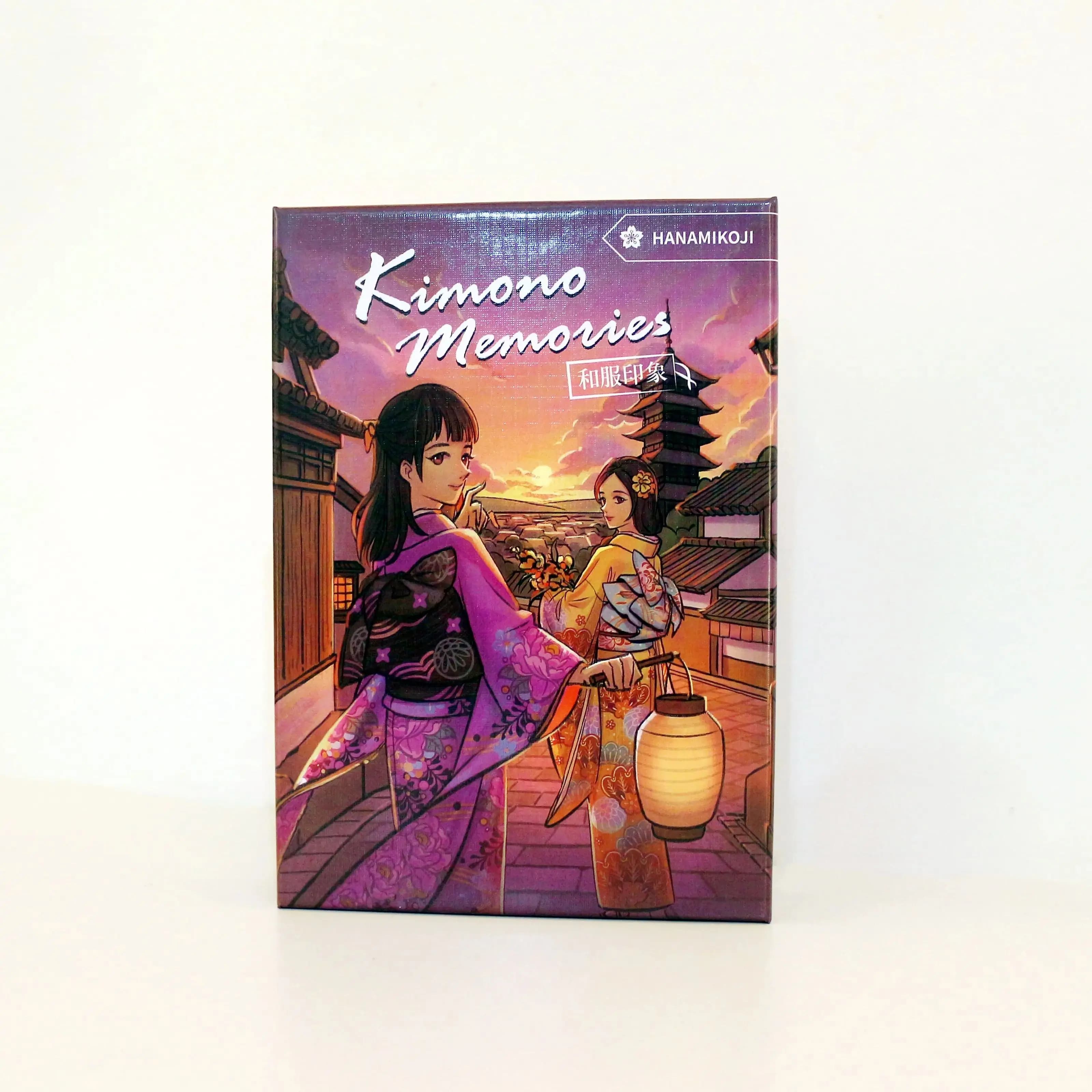 Jeu de cartes souvenirs kimono avec des glampoules captivantes des beautés recouvertes de kimono cré