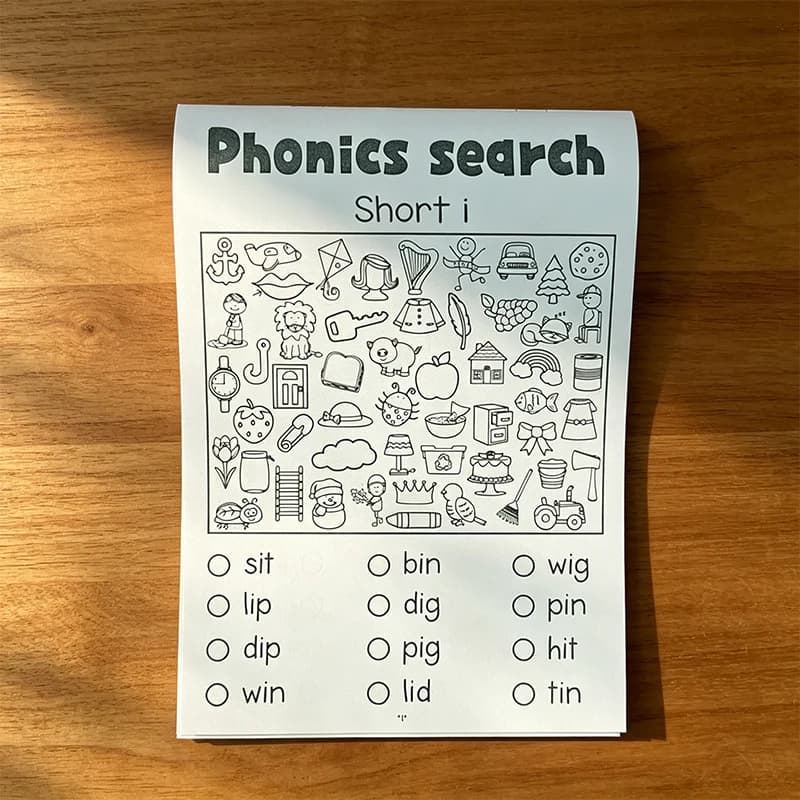 Un livre de coloriage où il faut trouver des objets basés sur des mots anglais, un livre de coloriag